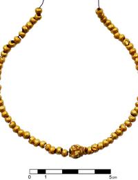 guldkedja runt halsen av en 5 aring