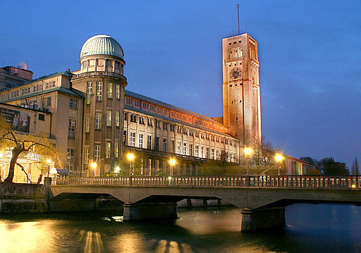 Deutsches Museum. By Max-k muc (Self-photographed) [CC BY-SA 2.0 de (http://creativecommons.org/licenses/by-sa/2.0/de/deed.en)], via Wikimedia Commons