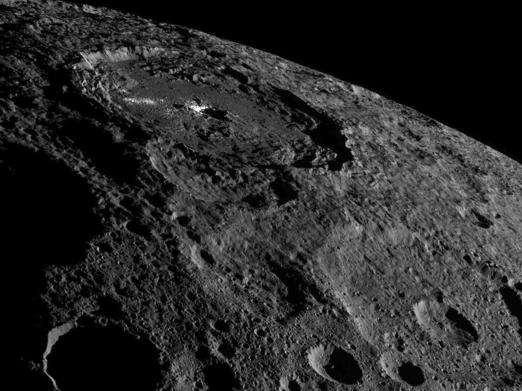 Sonda Dawn przesłała nowe zdjęcia Ceres