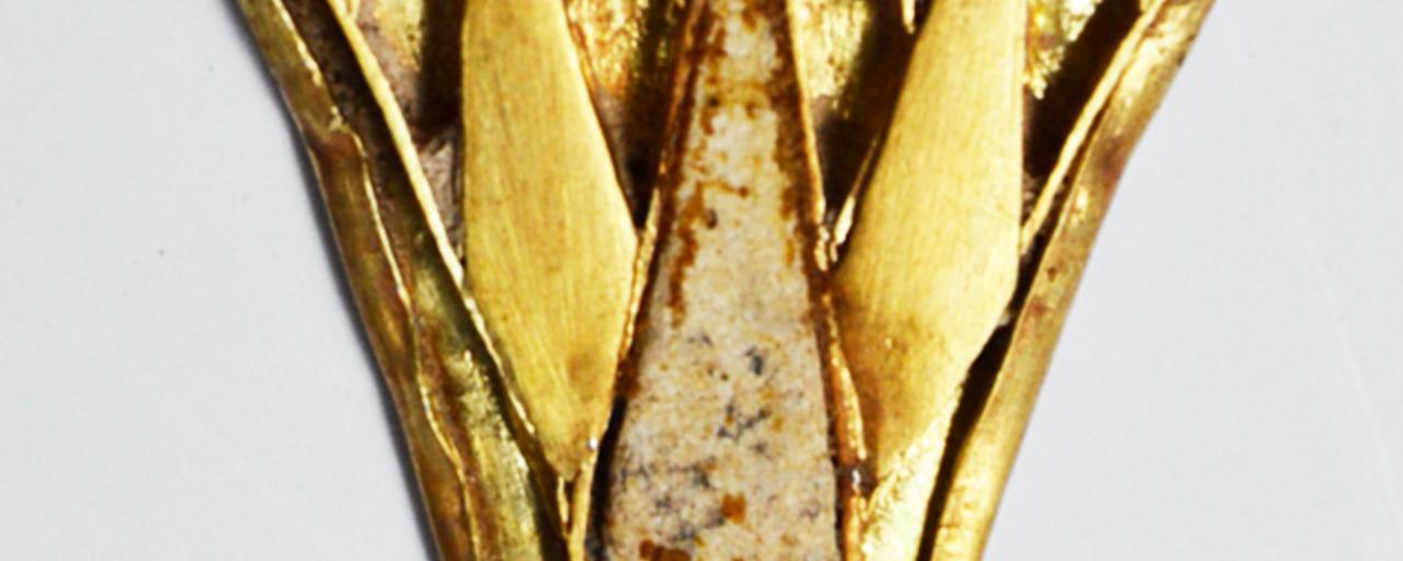 Biżuteria z egipskiego lotosu z inkrustowanymi kamieniami