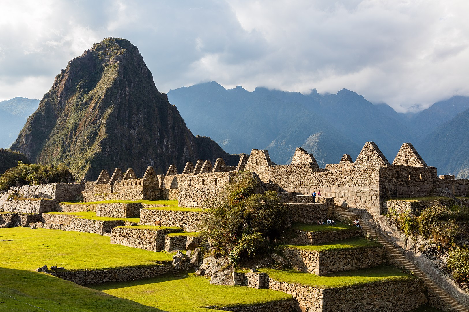 Widok na domy w Machu Picchu położonym w prowincji Urubamba