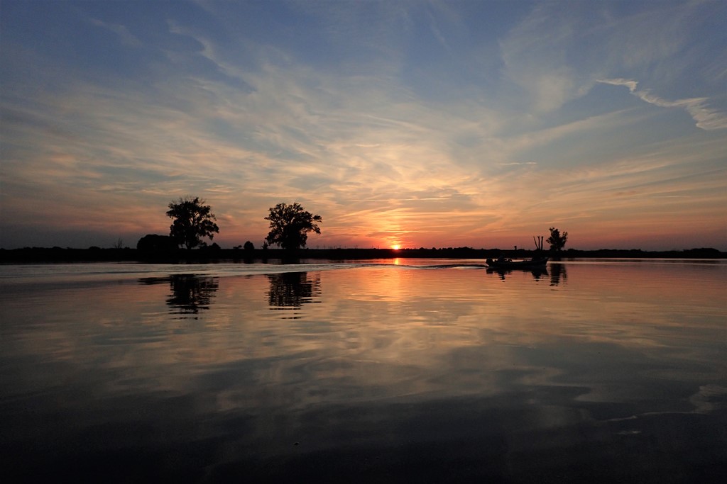 Rozlewisko Odry przed ostatnim progiem rzeki skanalizowanej w Malczycach | fot. Aleksandra Rubin