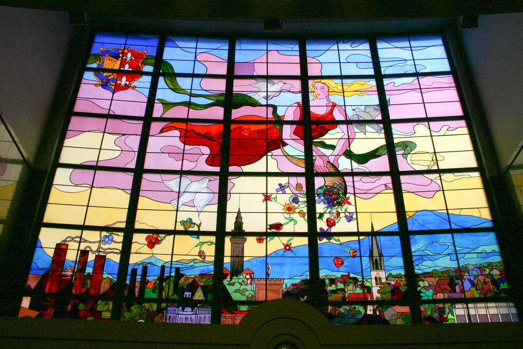 Witraż z alegorią dobrobytu miasta Bielska autorstwa Wolko Gartenberga wykonany w krakowskiej pracowni Stanisława Żeleńskiego. Fot. Ryszard Szopa