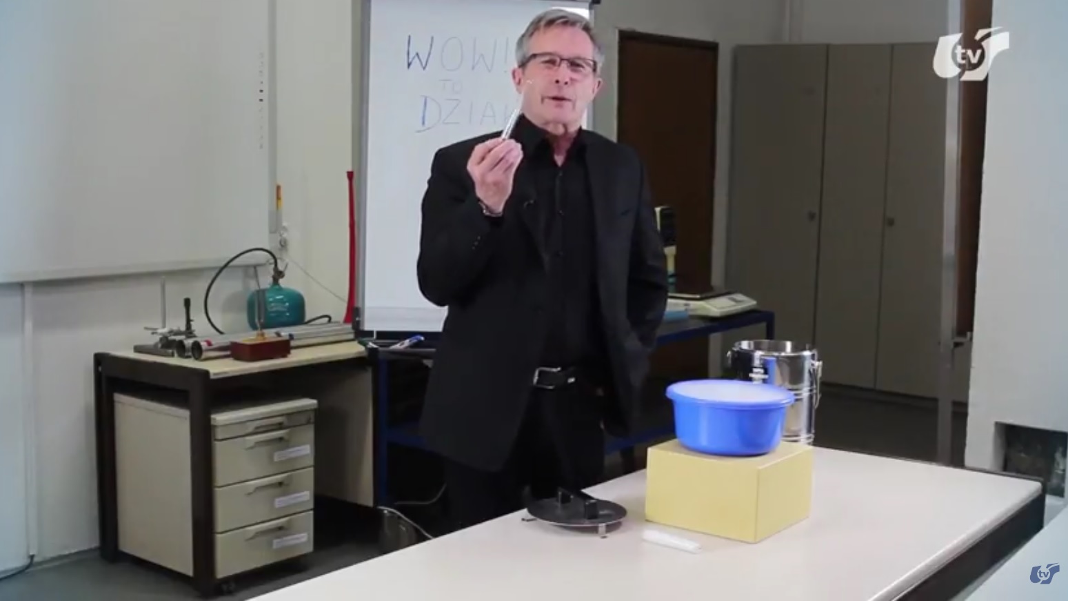 Dlaczego świeczka przyciąga suchy lód?