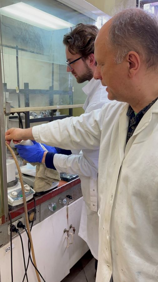 wspolpraca prof. jacka nycza z doktorantem mgr. danielem swoboda podczas syntezy zieleni metylenowej fot. dr ewa szwarczynska